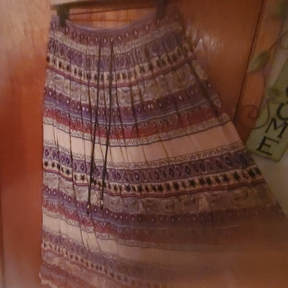 Beautiful maxi skirt with fun pattern - Picture 3 of 3
